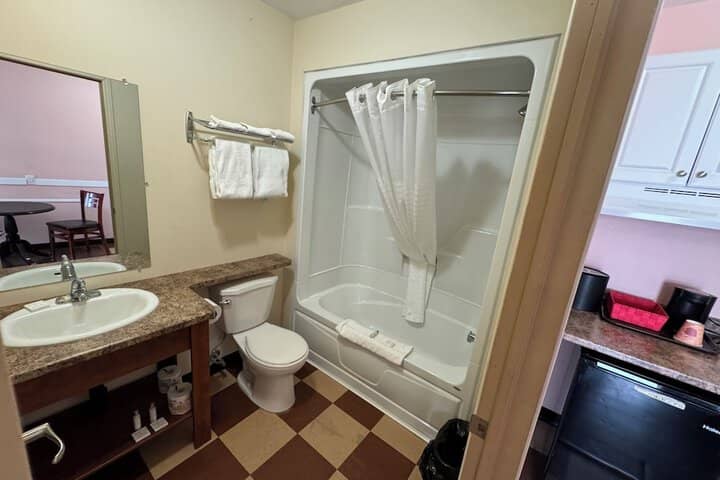 Room 16 of 28